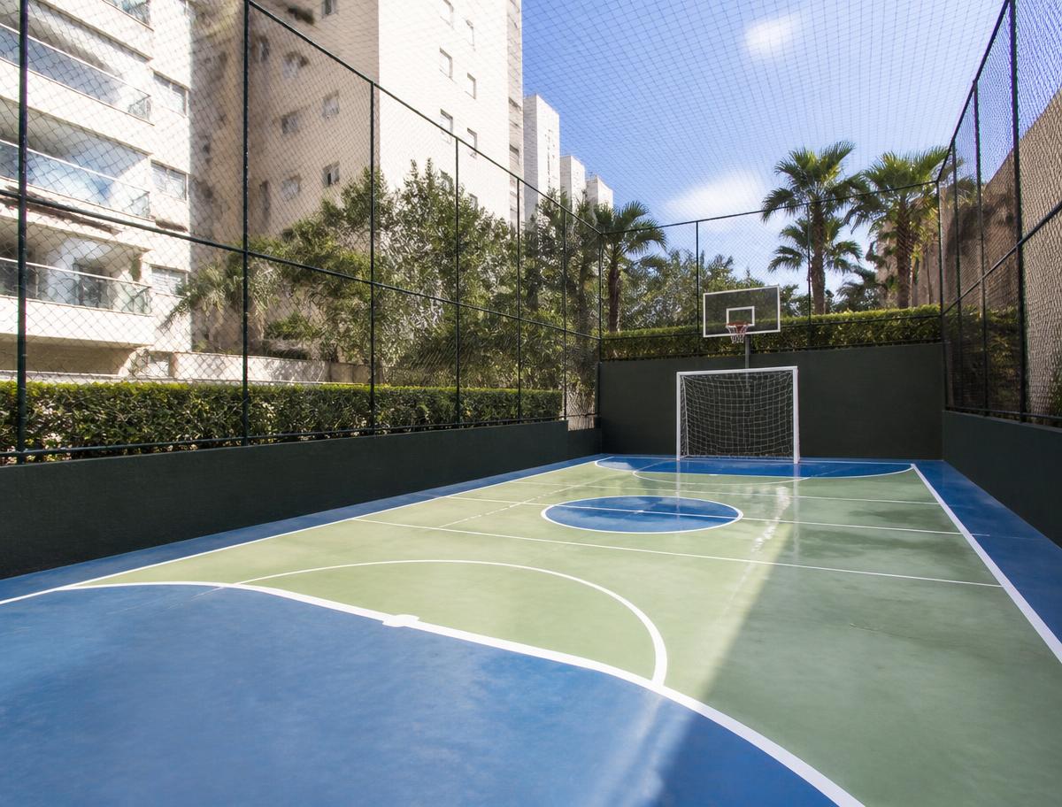 Quadra esportiva de condomínio com rede de contenção instalada nas laterais